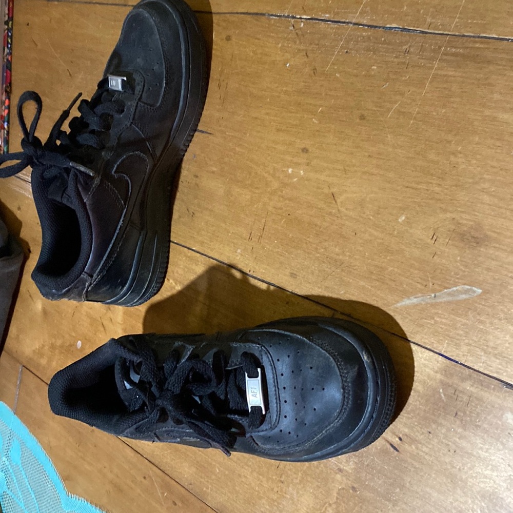 Black air force sneakers size 5